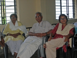 दाँए से बाँए:शमीम,पन्नालाल सुराणा,स्मिता